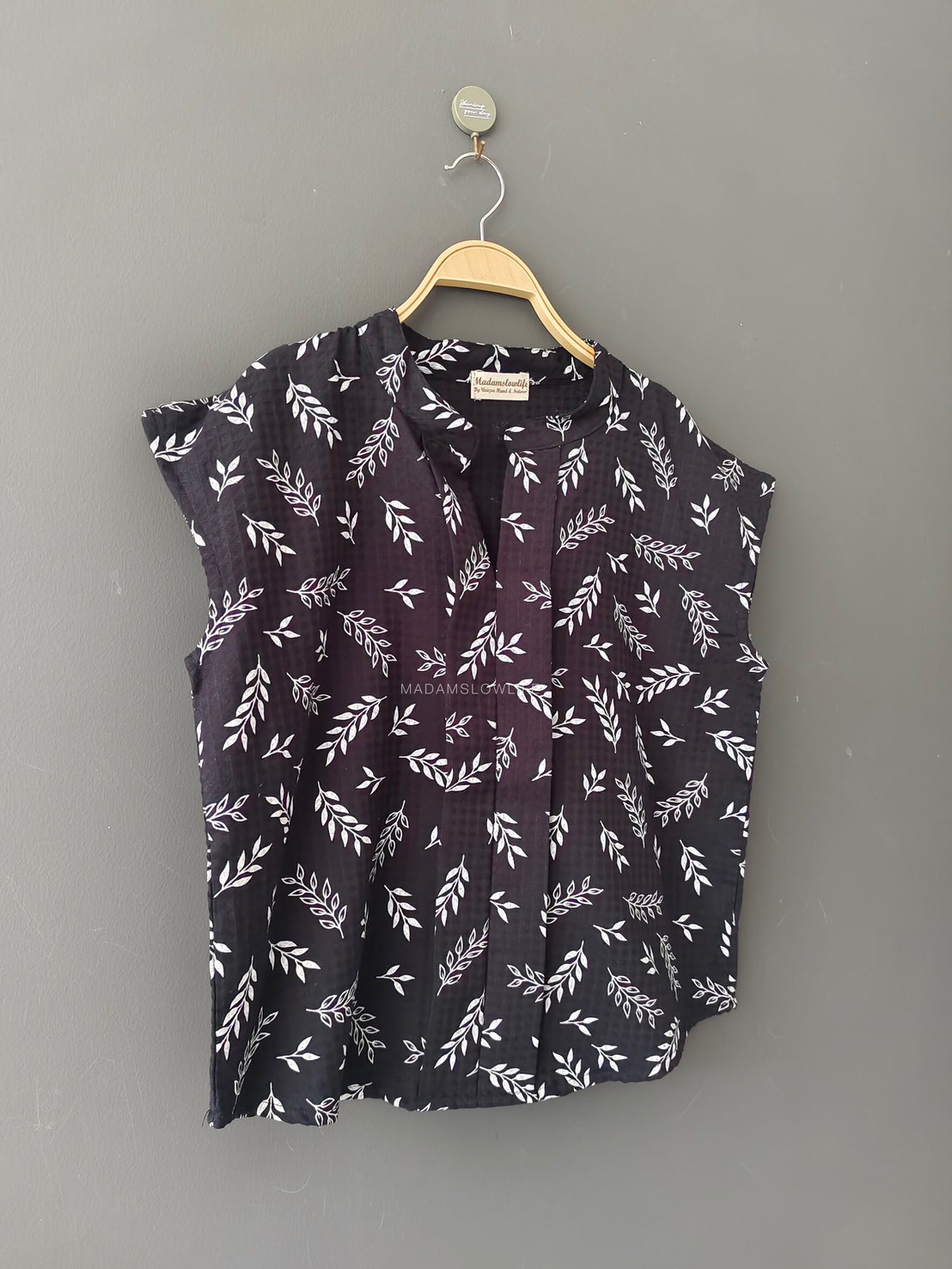 เสื้อผู้หญิงคอจีนตีเกร็ดหน้า สีดำพิมพ์ลาย Size:F