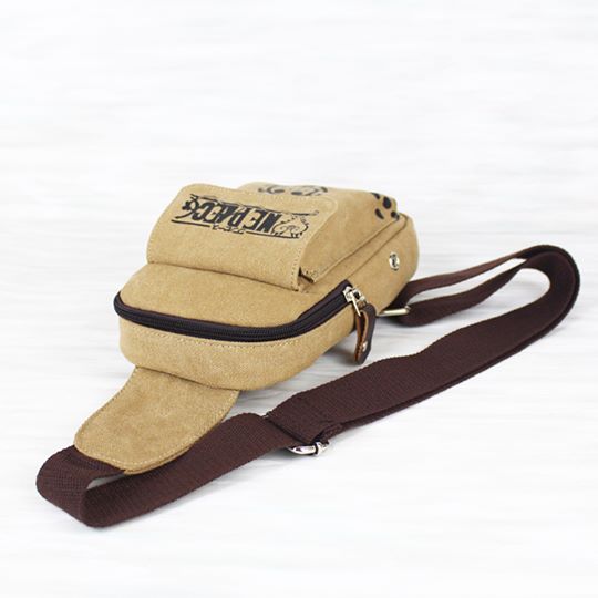 กระเป๋าสะพาย ลาย attack on titan