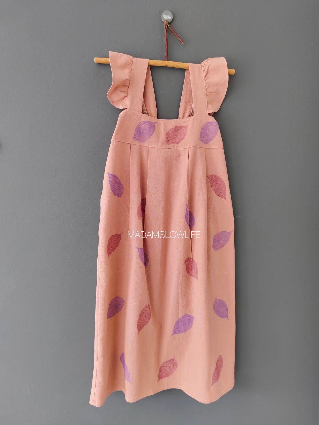 ชุดเดรสสายเดี่ยว Size M เนื้อผ้าคอตตอนแบบมีเทกเจอร์ ใช้ใบไม้ในการพิมพ์โดยใช้สีปลอดสารพิษ
