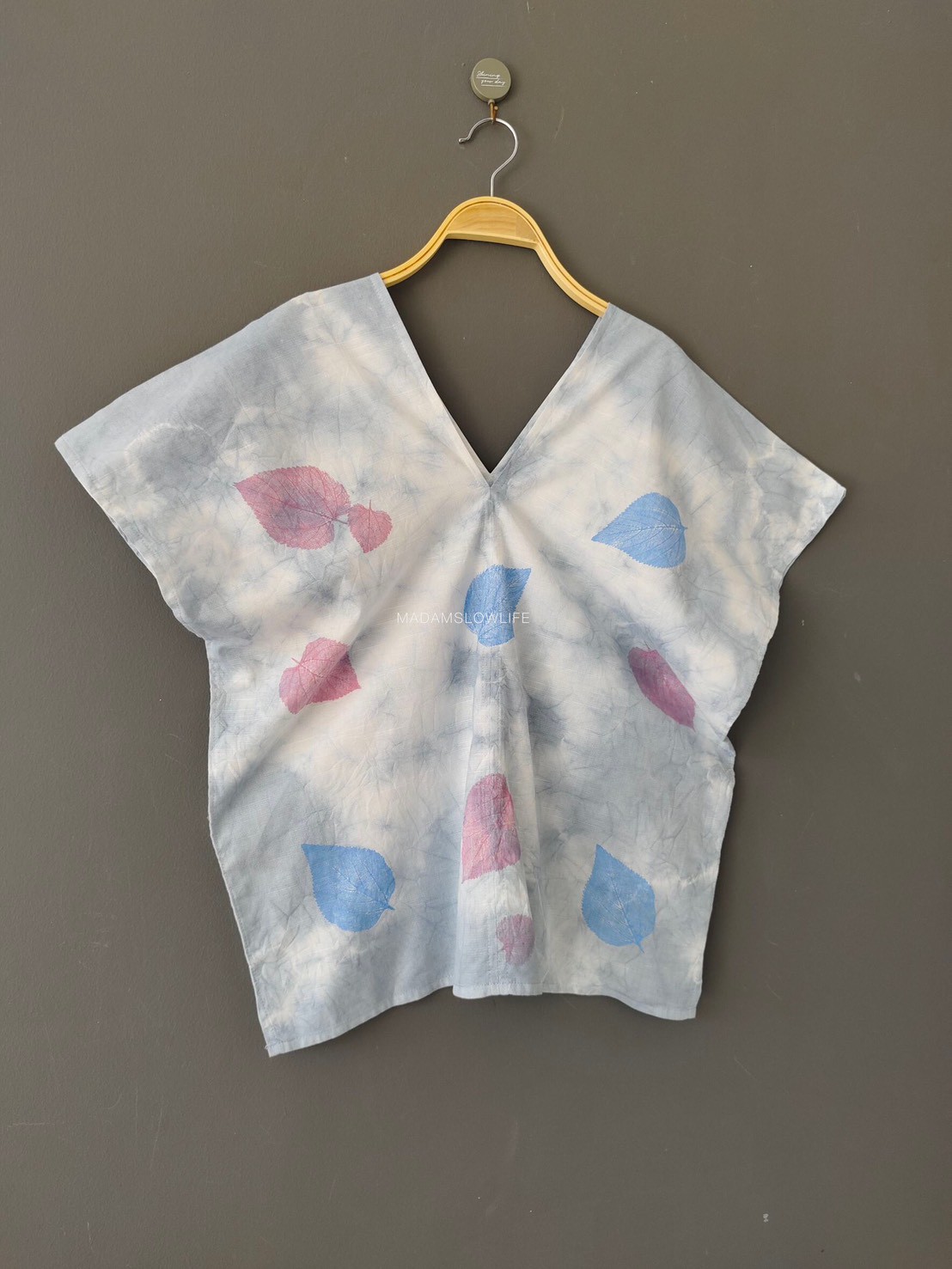 เสื้อผู้หญิงคอวีหน้าหลัง มัดย้อมสีเทาธรรมชาติจากเปลือกไม้ใบไม้