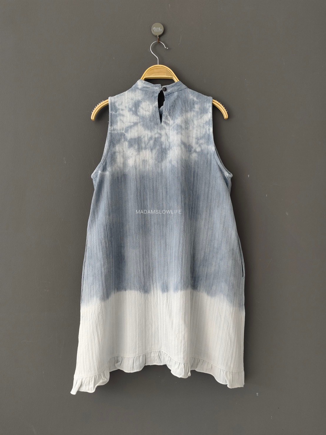 เดรสคอตั้ง ติดกระดุมไม้น่ารัก Size :F ผ้าคอตตอน 100% พรีเมียมแบบมีเทกเจอร์ ลวดลายจากการมัดย้อมโดยใช้สีส้มธรรมชาติจากเปลือกไม้ใบไม้