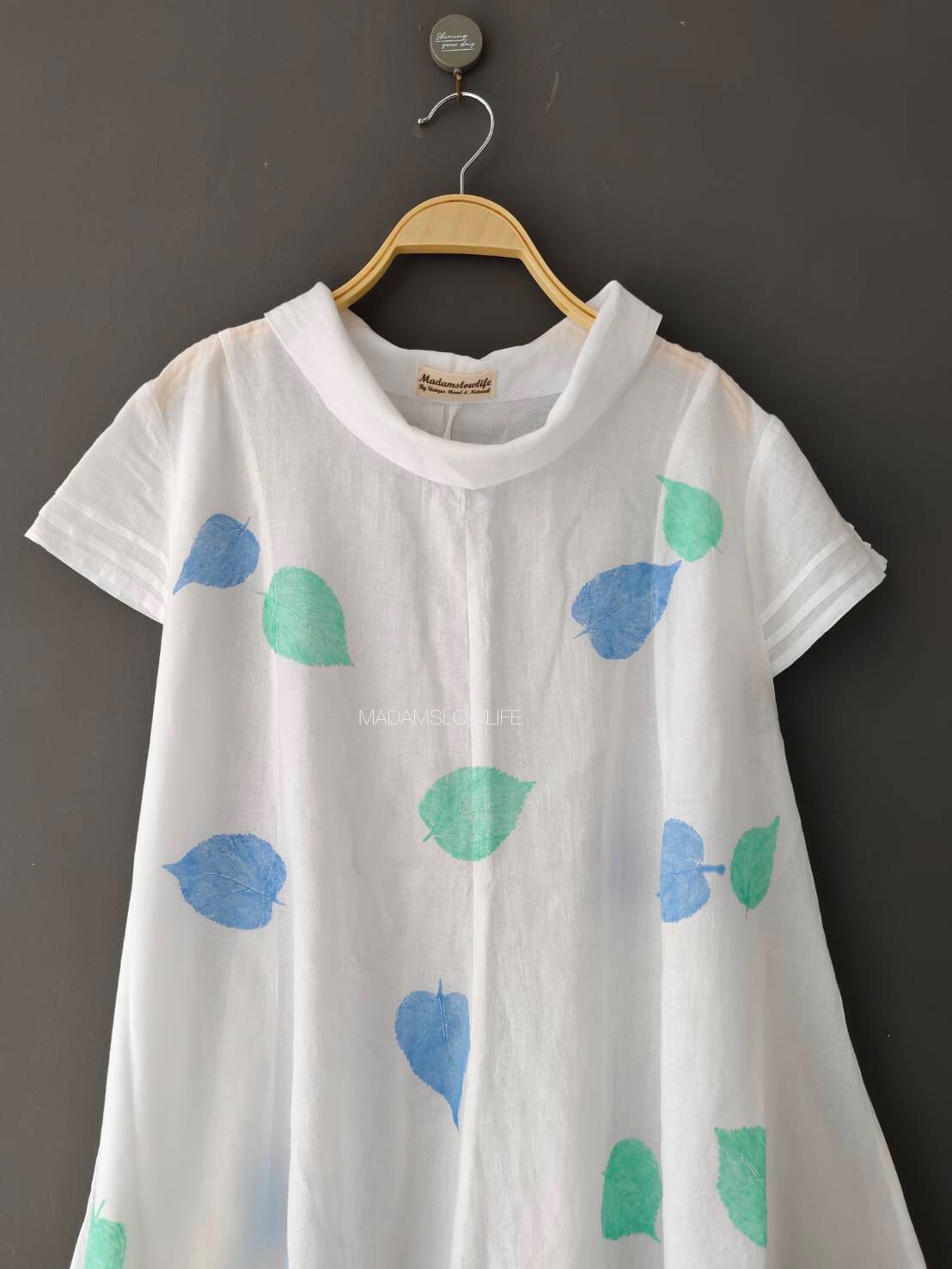 เสื้อคอเต่าสีขาว พิมพ์ใบไม้ Size: F