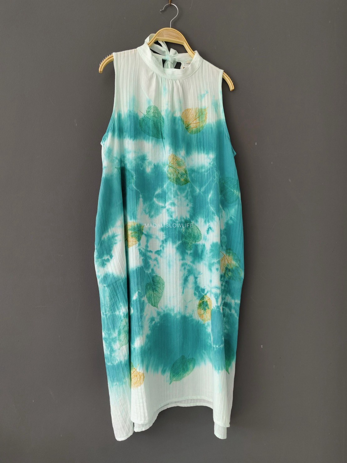 เดรสผูกโบว์หลัง Size :F ผ้าคอตตอน 100% พรีเมียมแบบมีเทกเจอร์ มัดย้อมโดยใช้สีปลอดสารพิษ ลวดลายพิมพ์ด้วยใบไม้ สีสันสวย