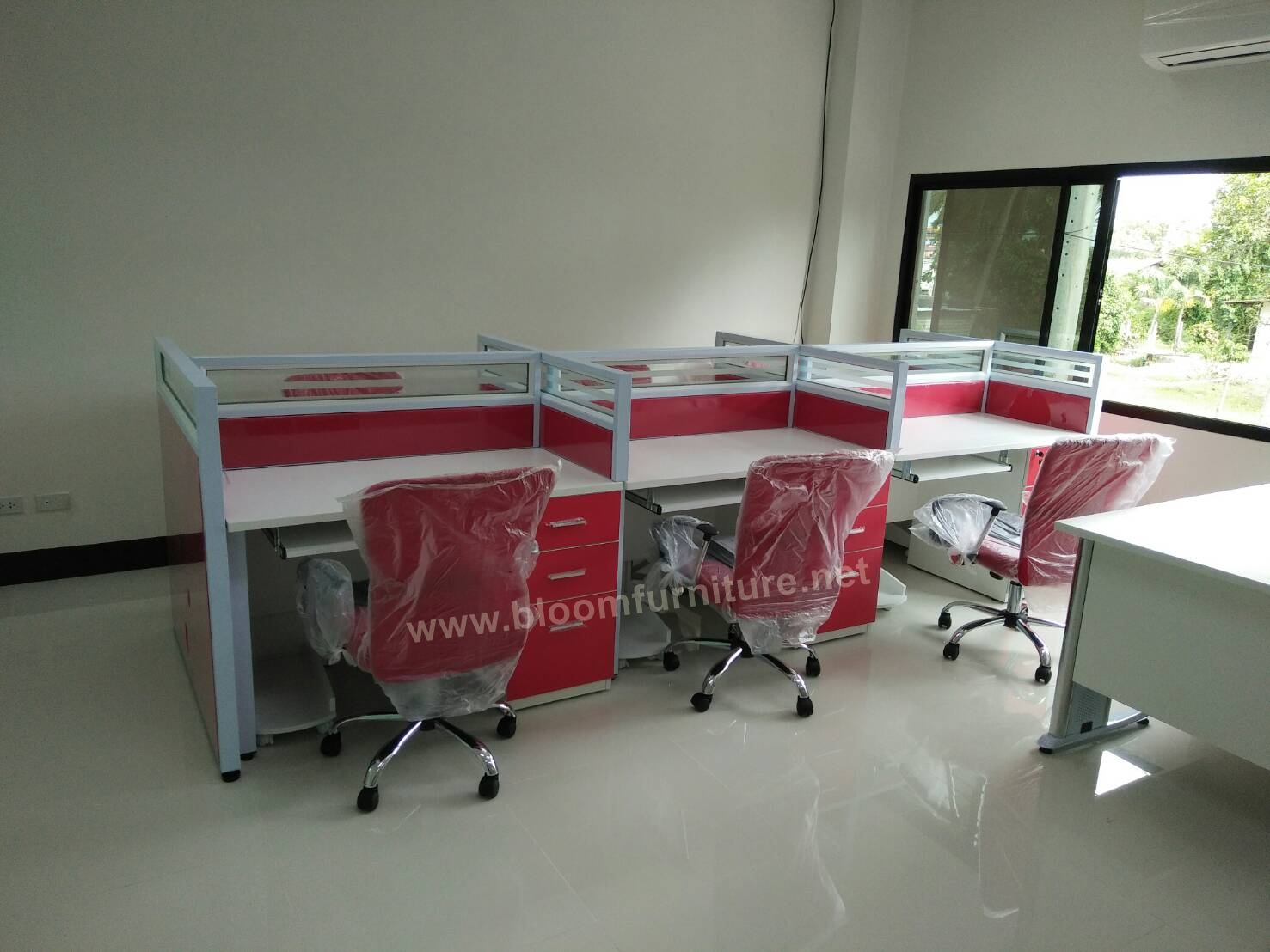 งานจัดส่งและติดตั้งชุดโต๊ะทำงานกลุ่ม 6 ที่นั่ง พร้อม Partition และ Miniscreen หน้าโต๊ะ