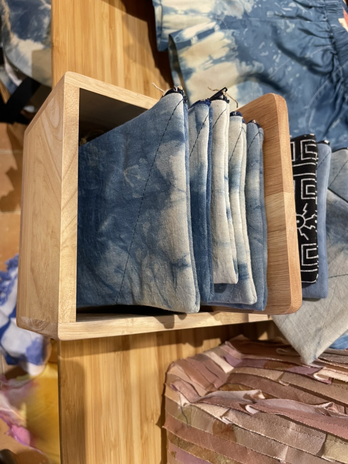 (รับผลิตออเดอร์) กระเป๋าใส่เหรียญ5.5"x4" ย้อมคราม คละลาย