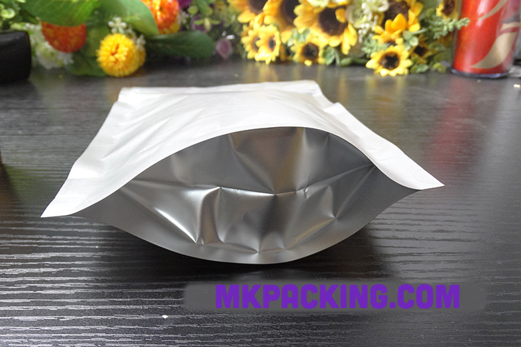 ถุงเมทัลไลท์หน้าขุ่น พื้นหลังสีทอง ด้านหลังสีเงิน ซิปล็อค ตั้งได้ ขนาด 22x30+5cm