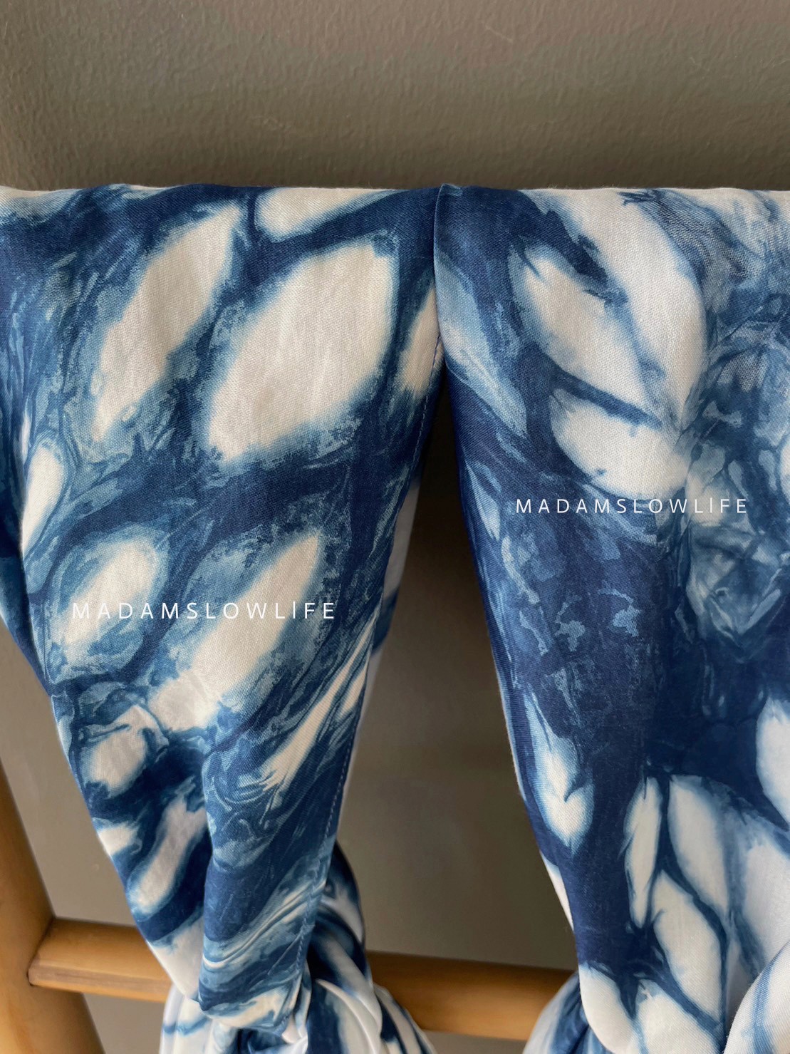 ผ้าพันคอ เนื้อผ้าเรย่อนพรีเมียม กว้าง 50 เซนติเมตร ยาว 130 เซนติเมตร