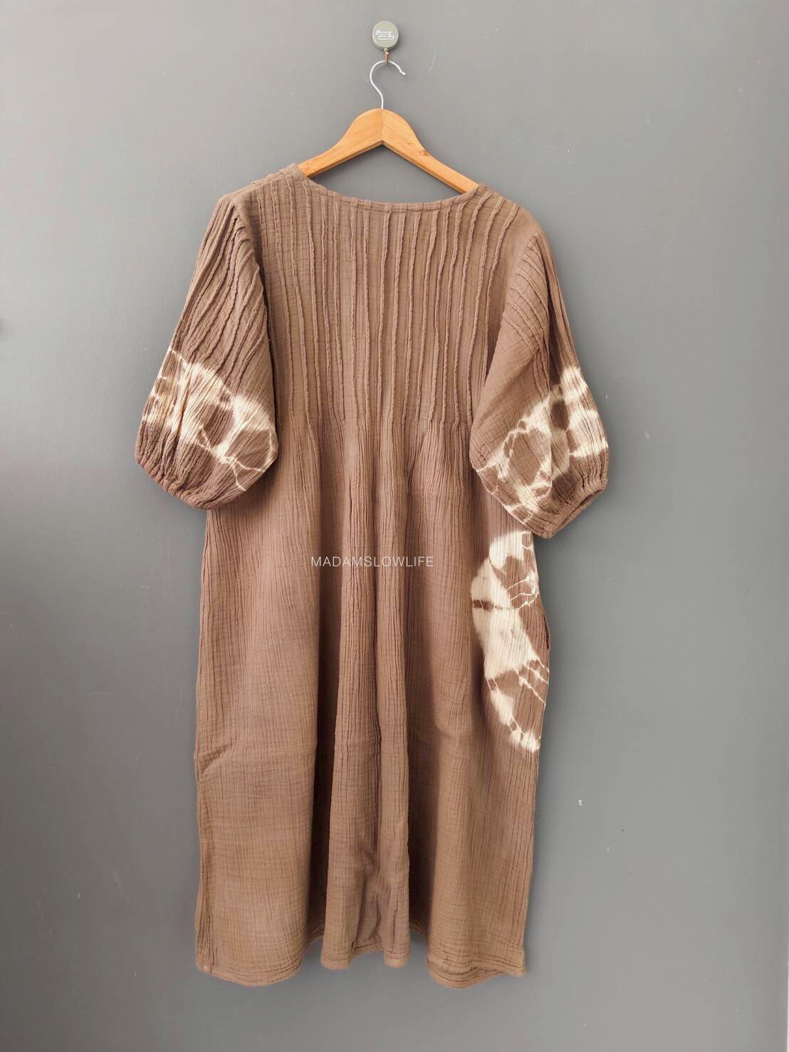 เดรสผู้หญิงแขนบอลลูน มัดย้อมสีน้ำตาล Size: F