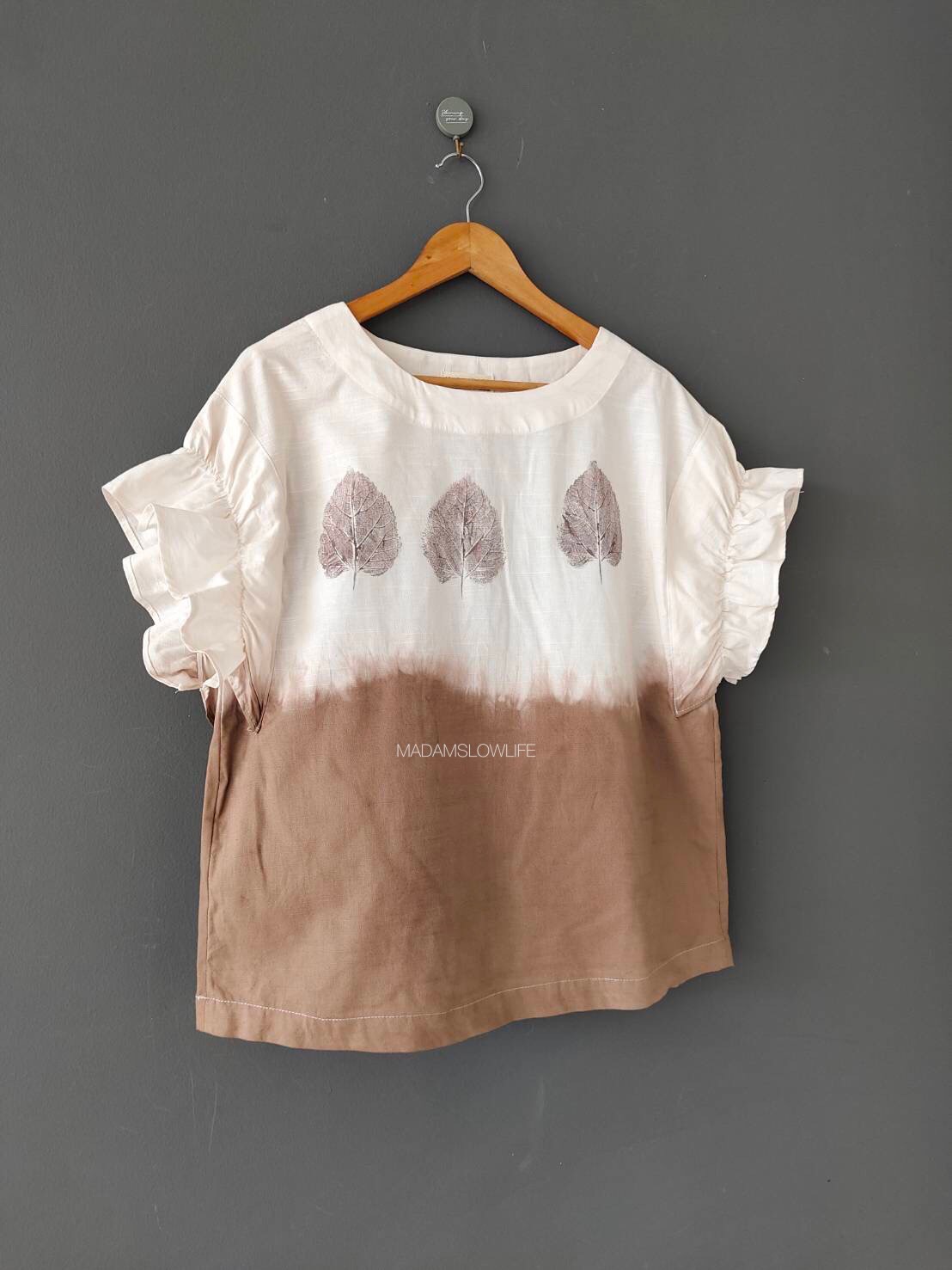 เสื้อผู้หญิง ลวดลายมัดย้อมสีน้ำตาลพิมพ์ด้วยใบไม้ใช้สีปลอดสารพิษ