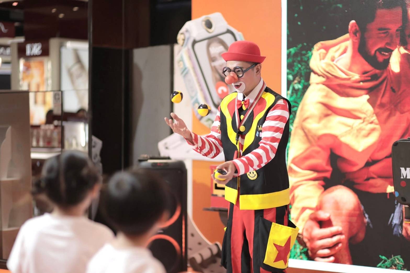 จักกลิ้งโชว์ โยนบอล โยนห่วง โยนคลับ