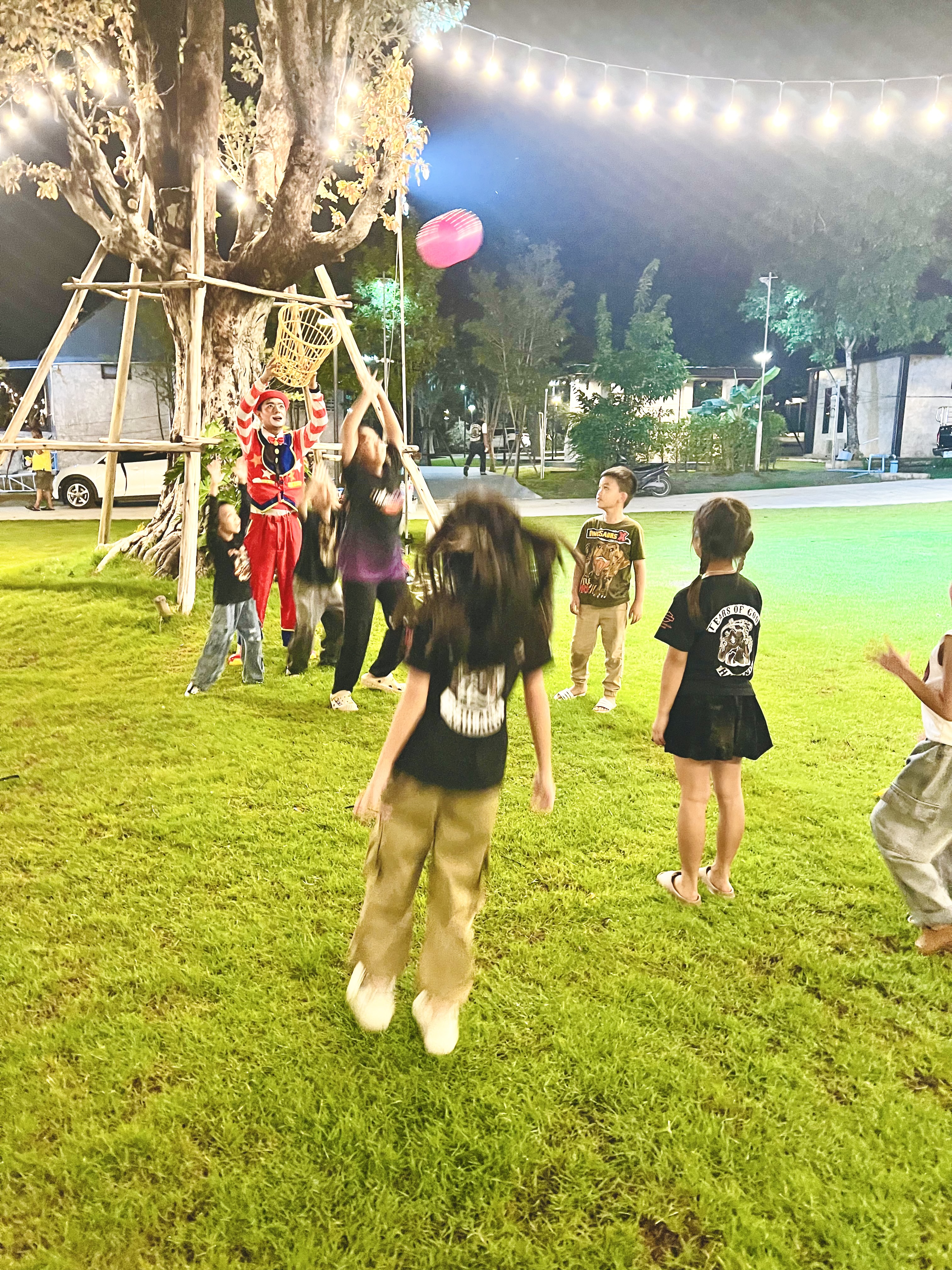 ตัวตลกโบโซ่นำเกมส์เด็กๆ สร้างความสนุก