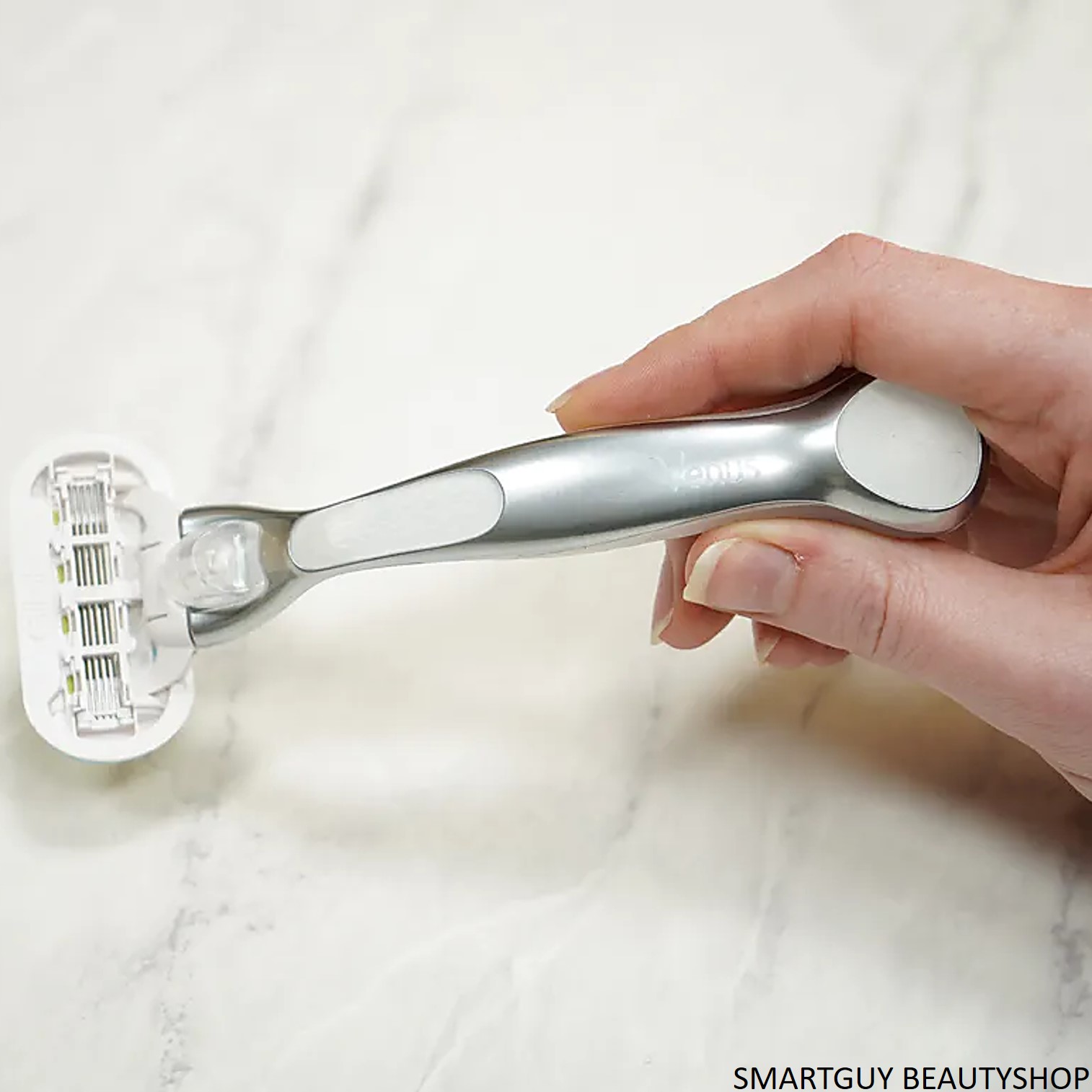 GilletteVenus Platinum Extra Smooth Metal Handle Women's Razor Handle + 2 Blade Refills ชุดอุปกรณ์กำจัดขนสำหรับผู้หญิงรุ่นพิเศษเคลือบมอยซ์เจอร์ไรเซอร์บำรุงผิวหลังโกน