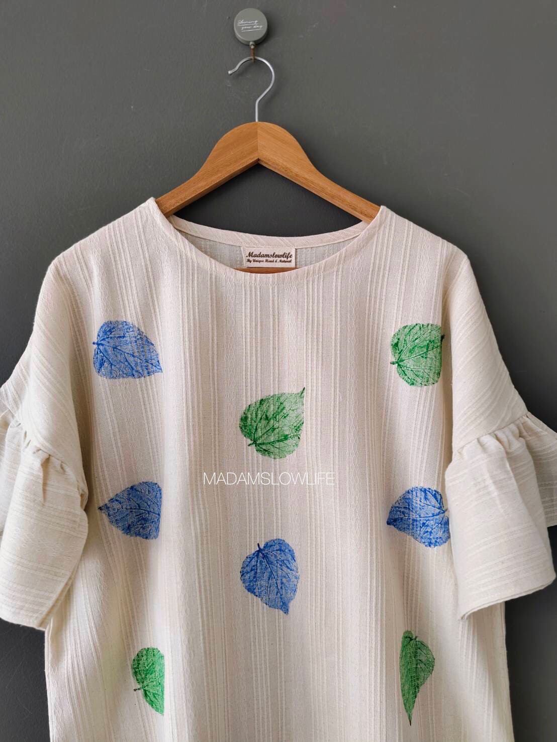 เสื้อ Size F อก 38-42 นิ้ว ยาว 22 นิ้ว เนื้อผ้าคอตตอนมีเทกเจอร์ ลวดลายใบไม้พิมพ์ด้วยมือ