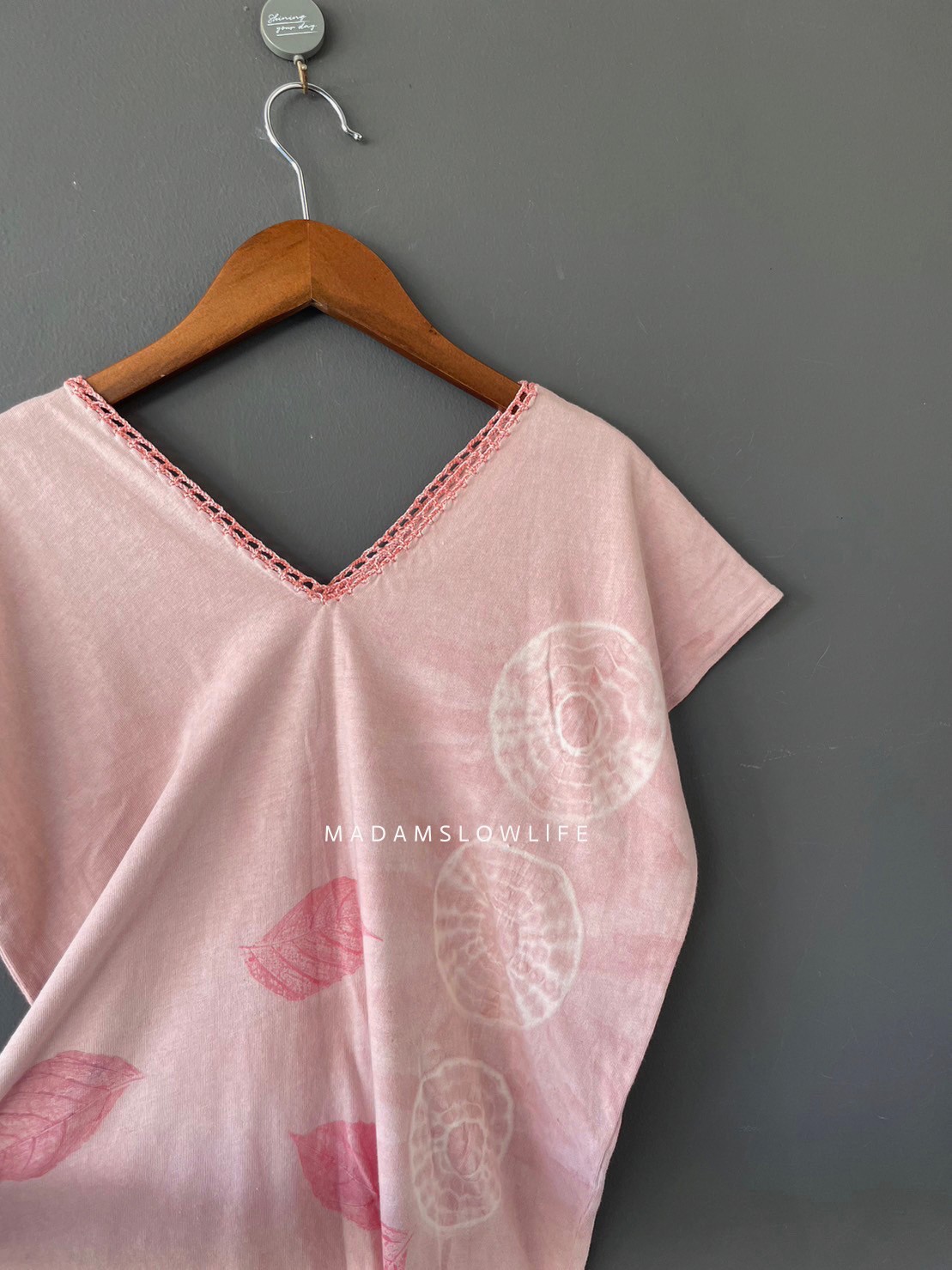 เสื้อคอวีหน้าหลัง Size F เนื้อผ้าคอตตอนออแกนิค single jersey ย้อมสีธรรมชาติและพิมพ์ลายด้วยใบไม้