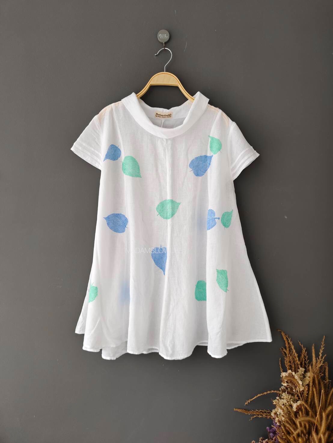เสื้อคอเต่าสีขาว พิมพ์ใบไม้ Size: F
