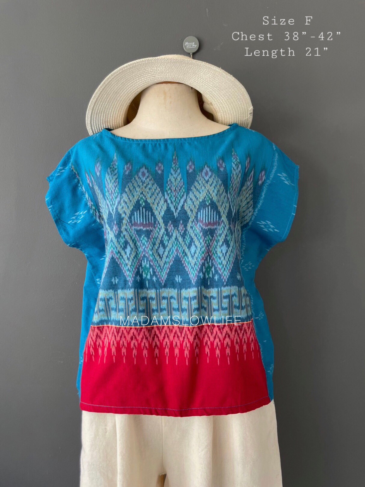 เสื้อผู้หญิง ผ้าฝ้ายมัดหมีทอมือ ลวดลายไทยโทนสีฟ้าน้ำทะเลและสีแดง เสื้อทรงปีกผีเสื้อใส่แล้วเข้ารูปสวย