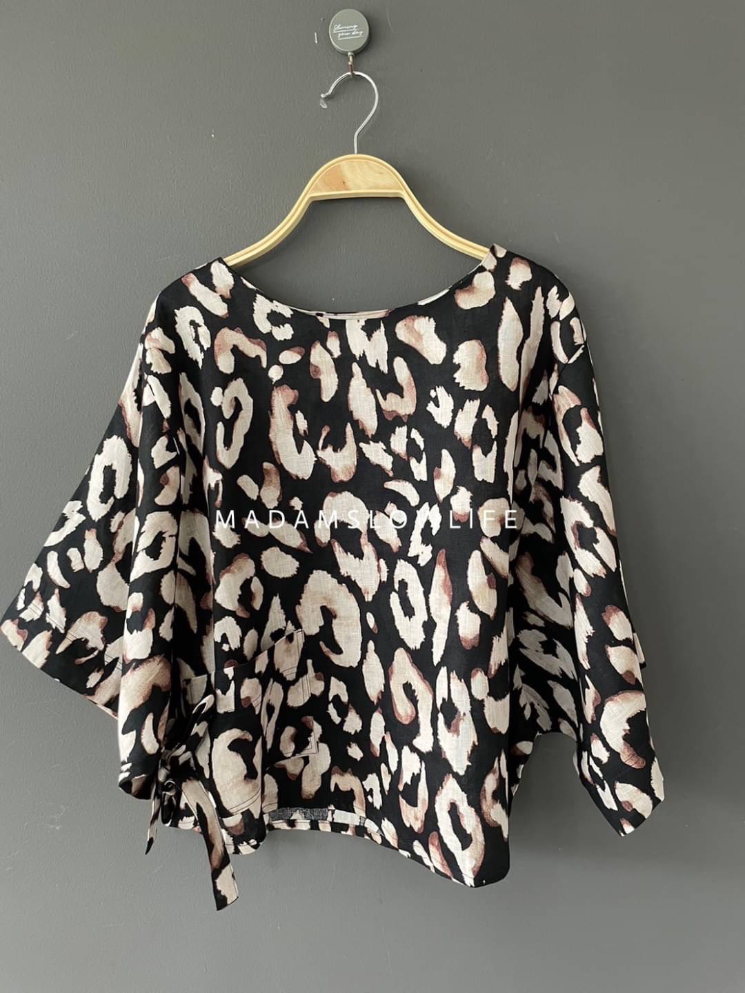 เสื้อเชิ้ตผู้หญิง ผ้าลินิน ลายกราฟฟิกโทนน้ำตาล Linen Blouse Brown Graphic