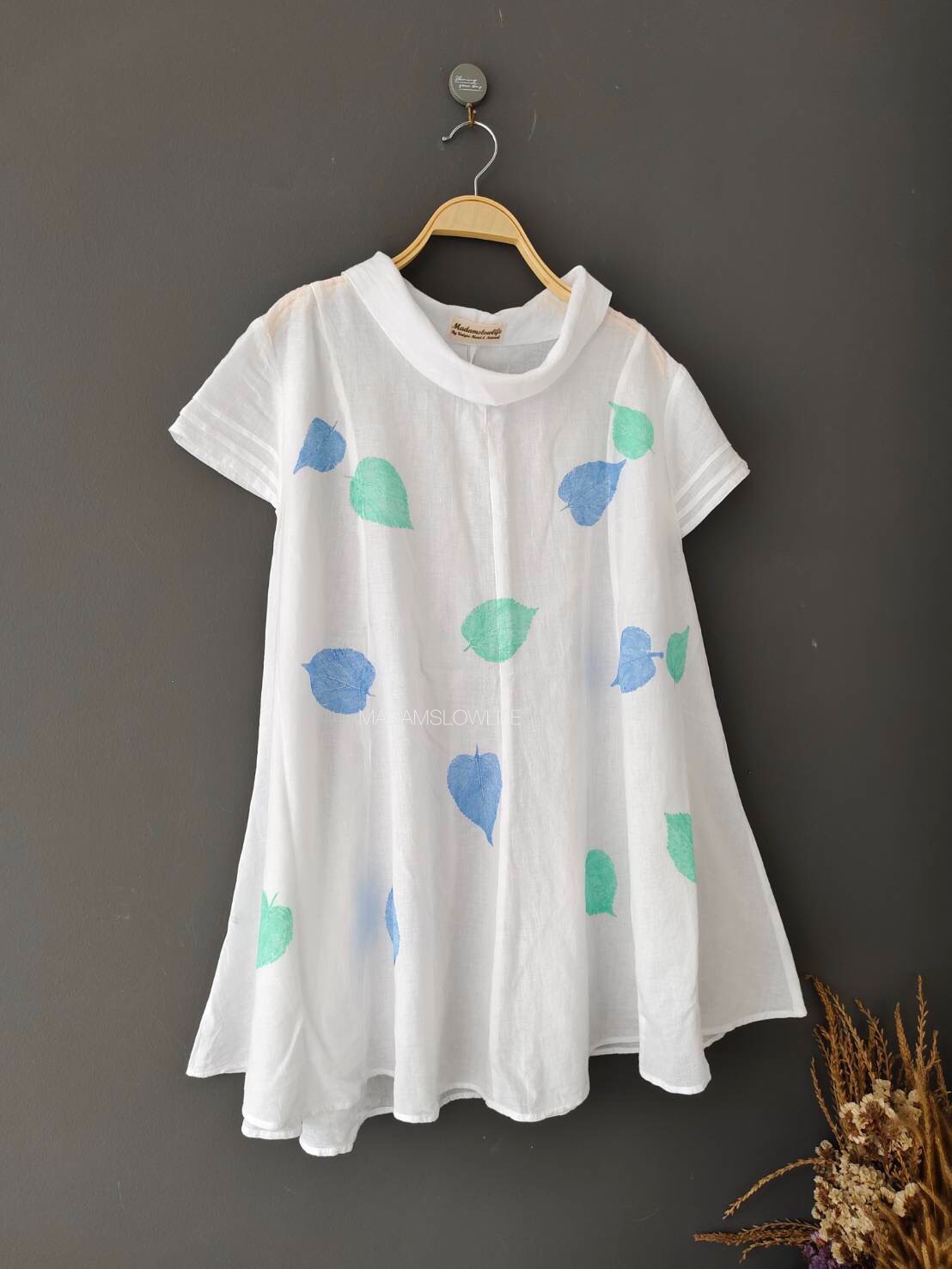 เสื้อคอเต่าสีขาว พิมพ์ใบไม้ Size: F