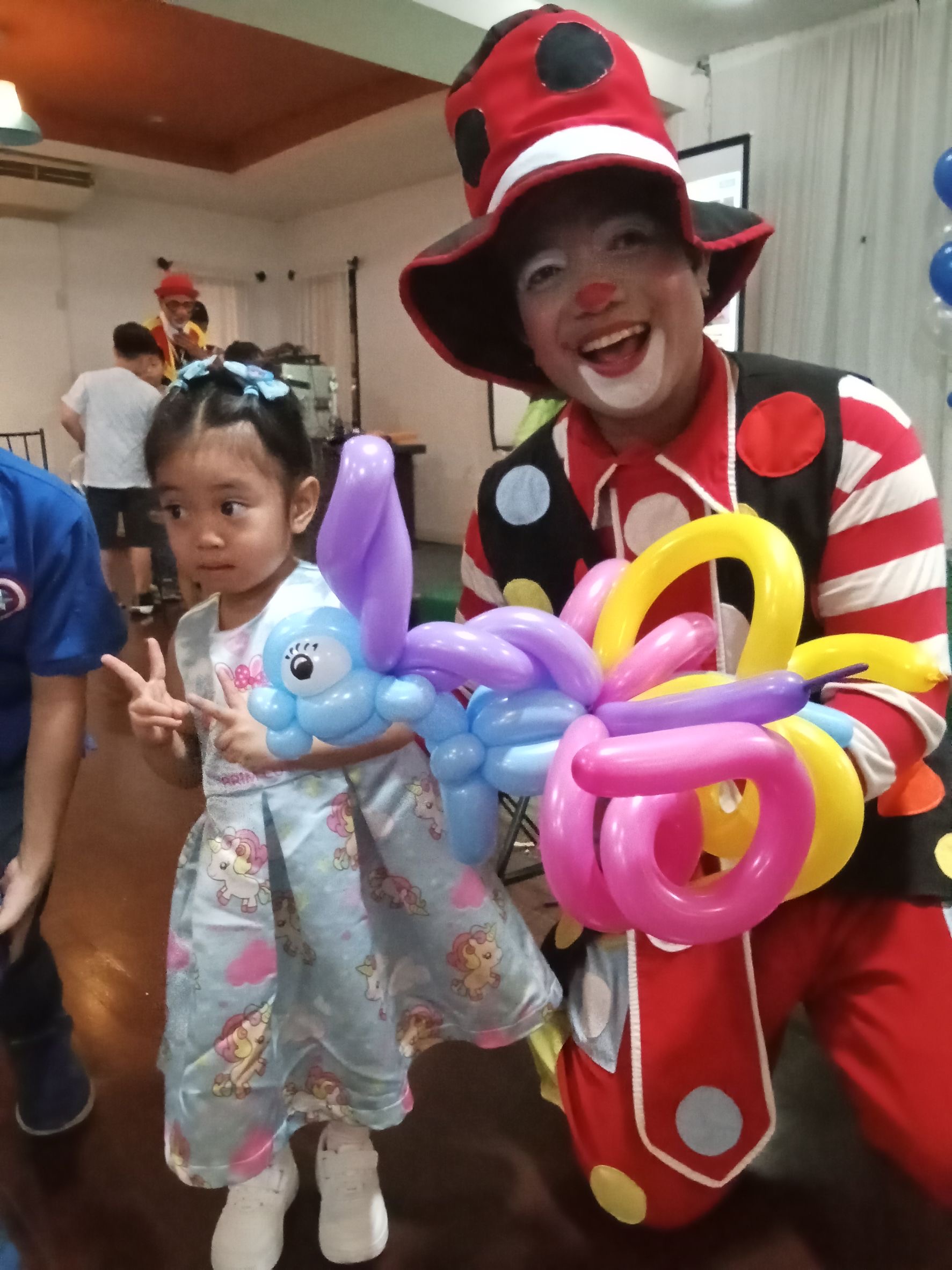 ตัวตลกโบโซ่ บิดลูกโป่ง แจกในงาน ฝีมือขั้นเทพ ตัวการ์ตูน ดอกไม้เป็นช่อสวยงาม