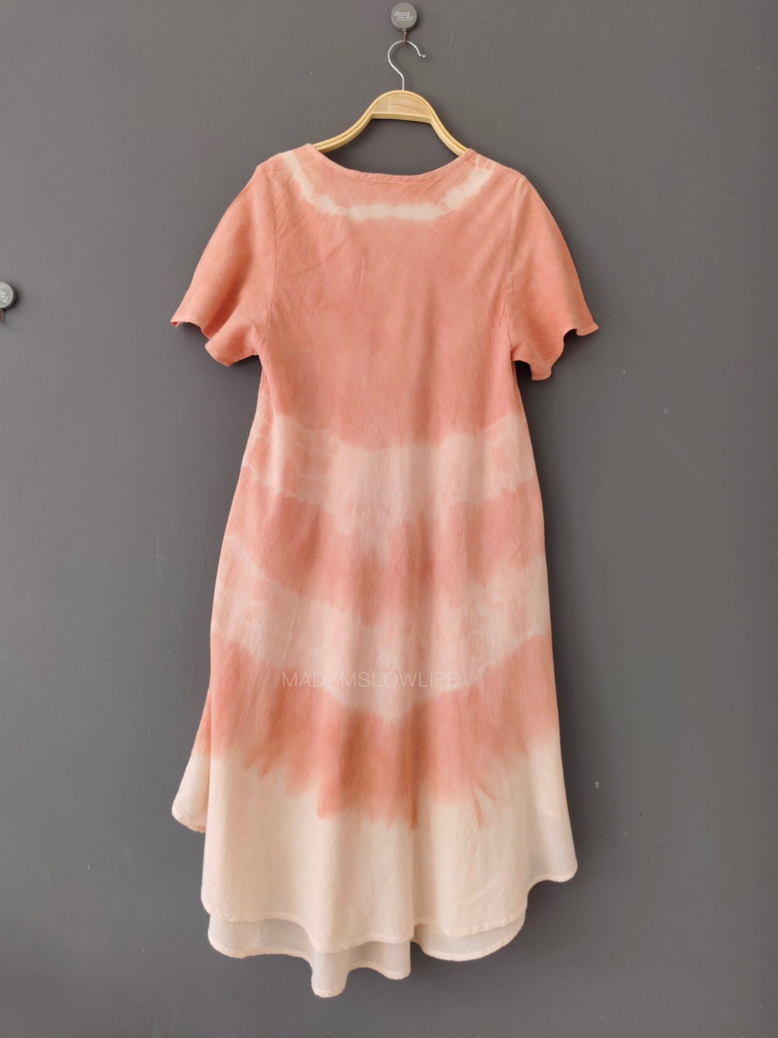 เดรสระบายชาย Size: F ผ้าคอตตอน100%ย้อมสีส้มธรรมชาติจากเปลือกไม้ใบไม้