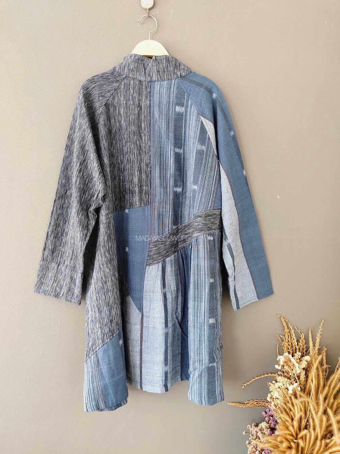 เดรสคอตั้ง Size F กระดุมผ่าหน้ามีกระเป๋าทั้งสองข้าง ผ้าทอมือสวยงามลวดลายเป็นเอกลักษณ์