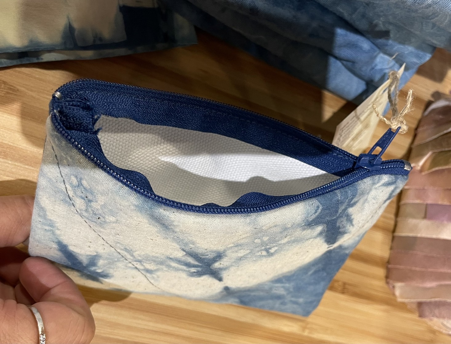 (รับผลิตออเดอร์) กระเป๋าใส่เหรียญ5.5"x4" ย้อมคราม คละลาย