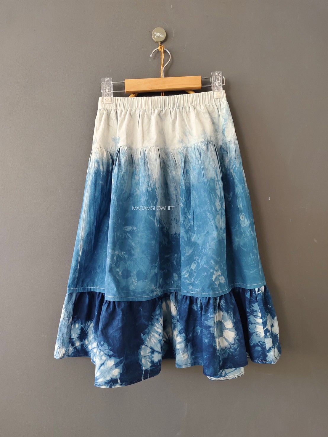 กระโปรงเจ้าหญิง Size : F มัดย้อมสีครามธรรมชาติ ราคาส่ง 3 ตัว 325บาท ปลีก 690 บาท