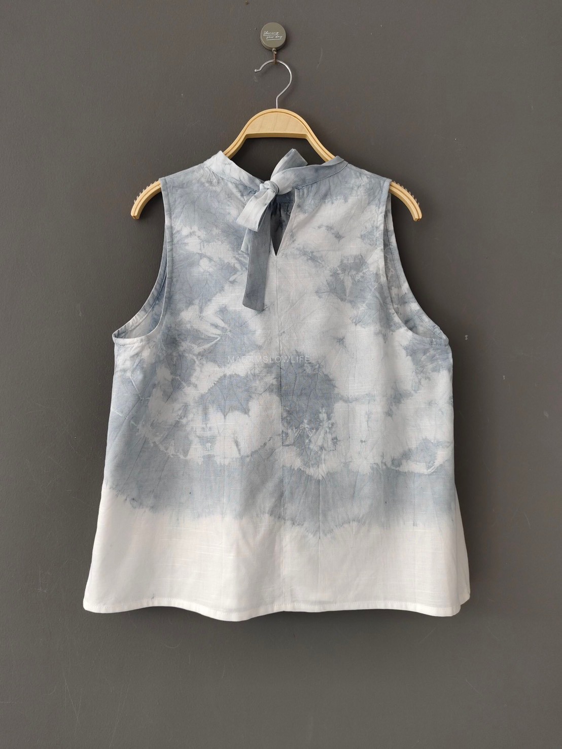 เสื้อผู้หญิงคอเต่าผูกโบว์หลัง มัดย้อมเทาพิมพ์ลายใบไม้ Size: S M L XL