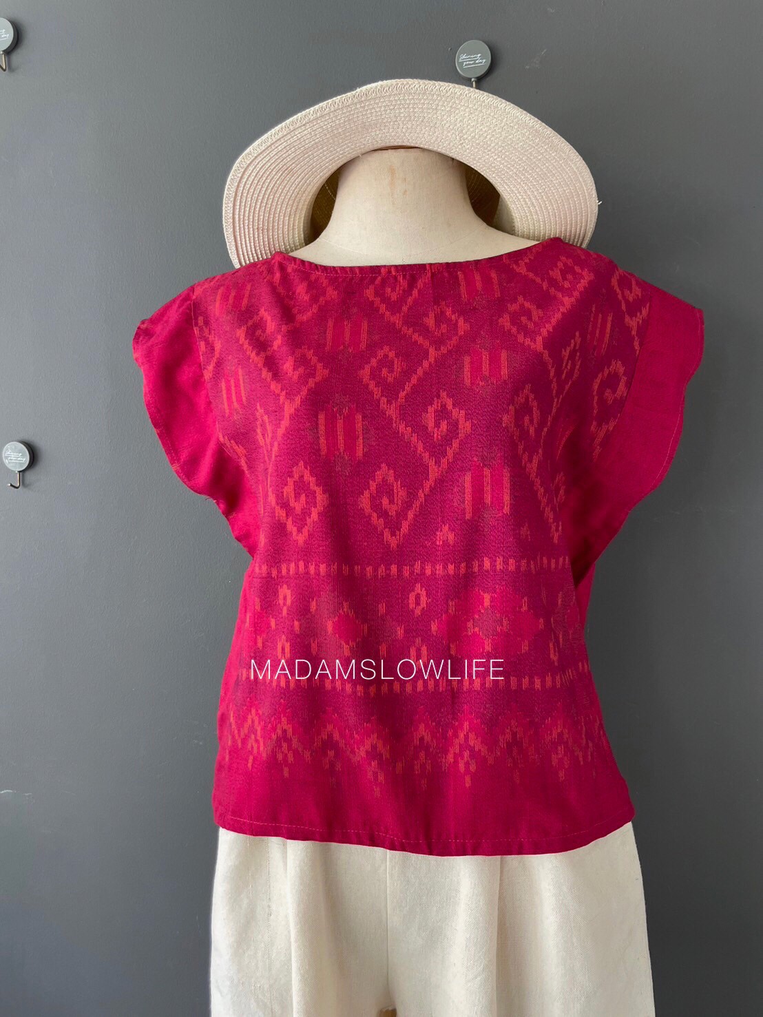 เสื้อผู้หญิง ผ้าฝ้ายมัดหมีทอมือ ลวดลายไทยโทนสีแดง เสื้อทรงปีกผีเสื้อใส่แล้วเข้ารูปสวย