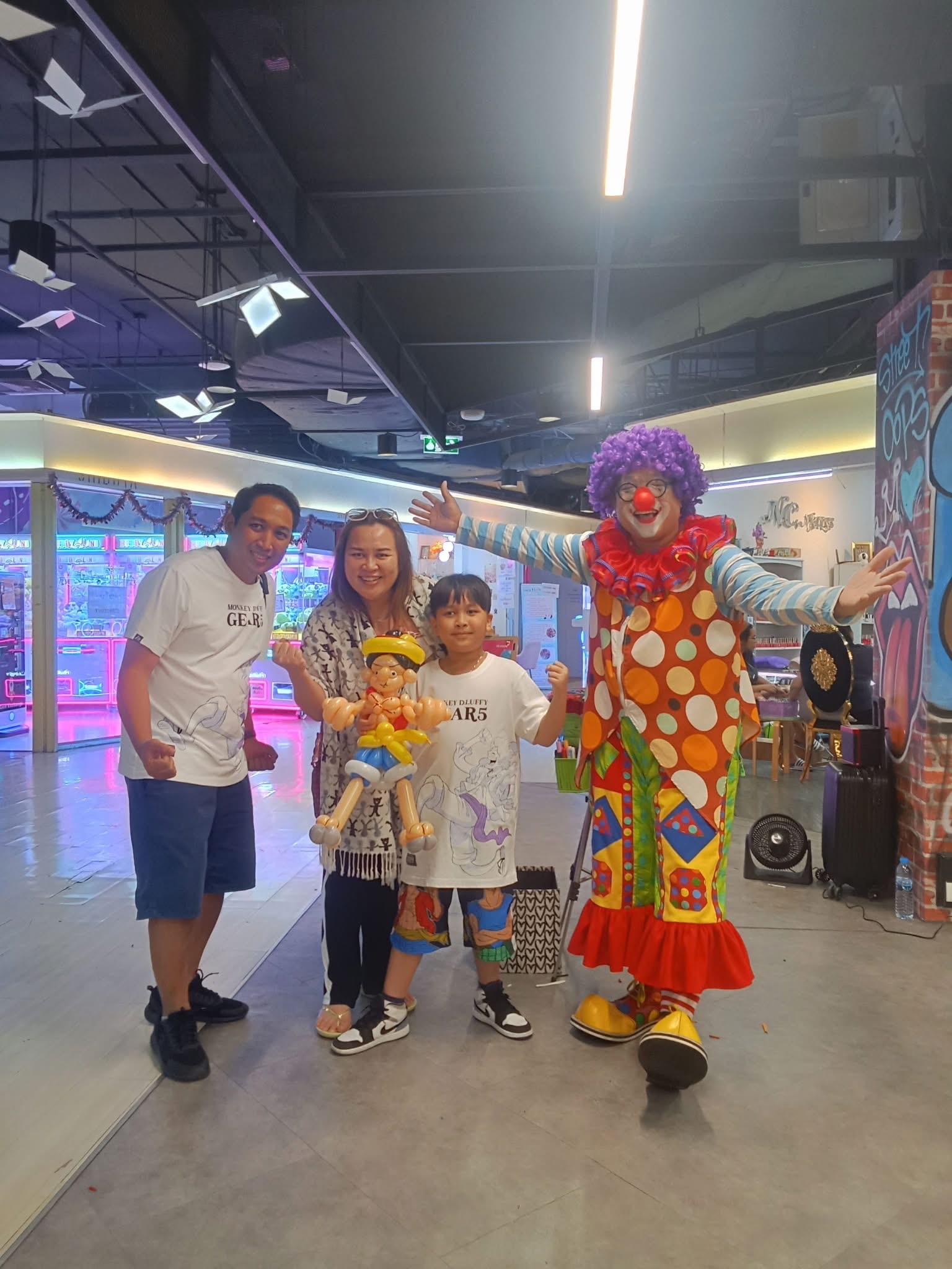 ตัวตลกโบโซ่ บิดลูกโป่ง แจกในงาน ฝีมือขั้นเทพ ตัวการ์ตูน ดอกไม้เป็นช่อสวยงาม