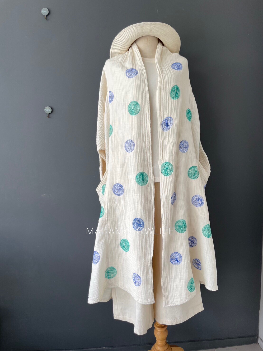 เสื้อคลุม ตัวยาว Over Coat Long เนื้อผ้าคอตตอนพรีเมียม พิมพ์ลายด้วยมือโดยใช้บล็อคไม้จับคู่สีสวย สีฟ้า และสีเขียวมิ้นท์