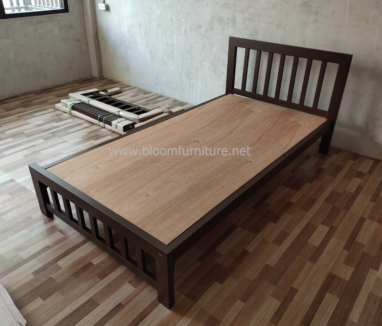 เตียงเหล็กอย่างหนา พร้อมไม้พื้นรองที่นอน ขนาด 3.5 ฟุต