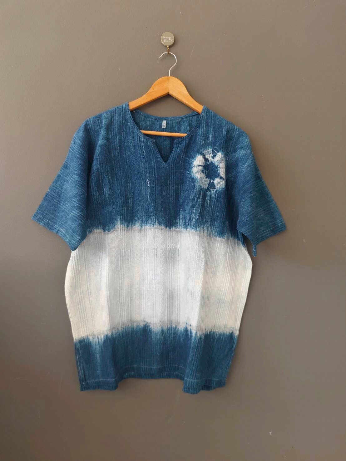 เสื้อคอวีผู้ชายมัดย้อมครามธรรมชาติ Size:42" 44" 46" 48" 50"