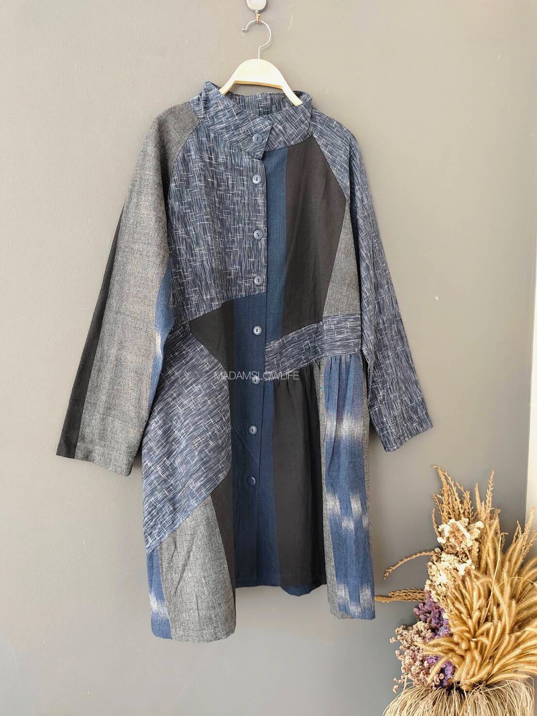 เดรสคอตั้ง Size F กระดุมผ่าหน้ามีกระเป๋าทั้งสองข้าง ผ้าทอมือสวยงามลวดลายเป็นเอกลักษณ์