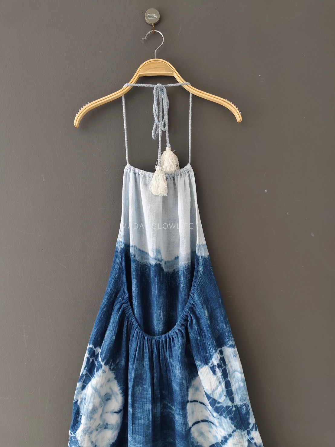 ชุดเดรสเว้าหลังให้ลุคน่ารัก มัดย้อม มี 2 สี คราม น้ำตาล Size: F