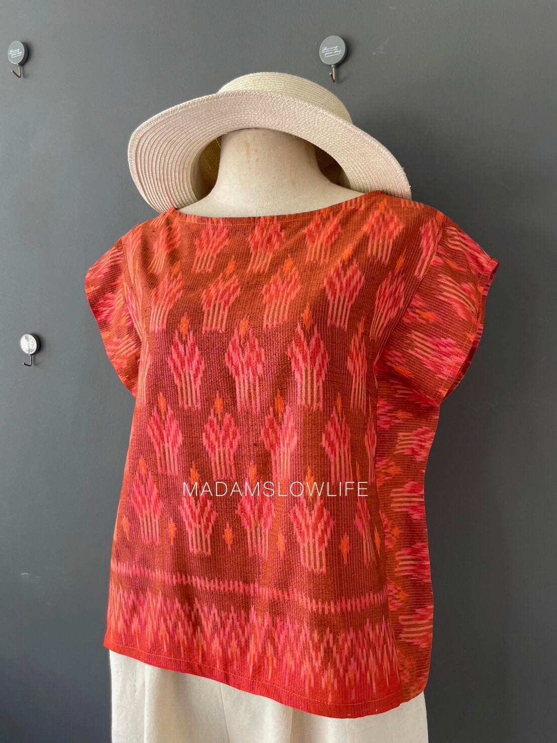 เสื้อผู้หญิง ผ้าฝ้ายมัดหมีทอมือ ลวดลายไทยโทนสีแดง เสื้อทรงปีกผีเสื้อใส่แล้วเข้ารูปสวย