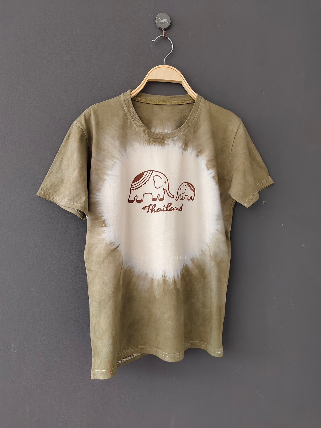 เสื้อยืดผู้ใหญ่พิมพ์ลายช้างThailand มัดย้อมสีเขียวขี้ม้า Size : XS S M L XL 2XL 3XL