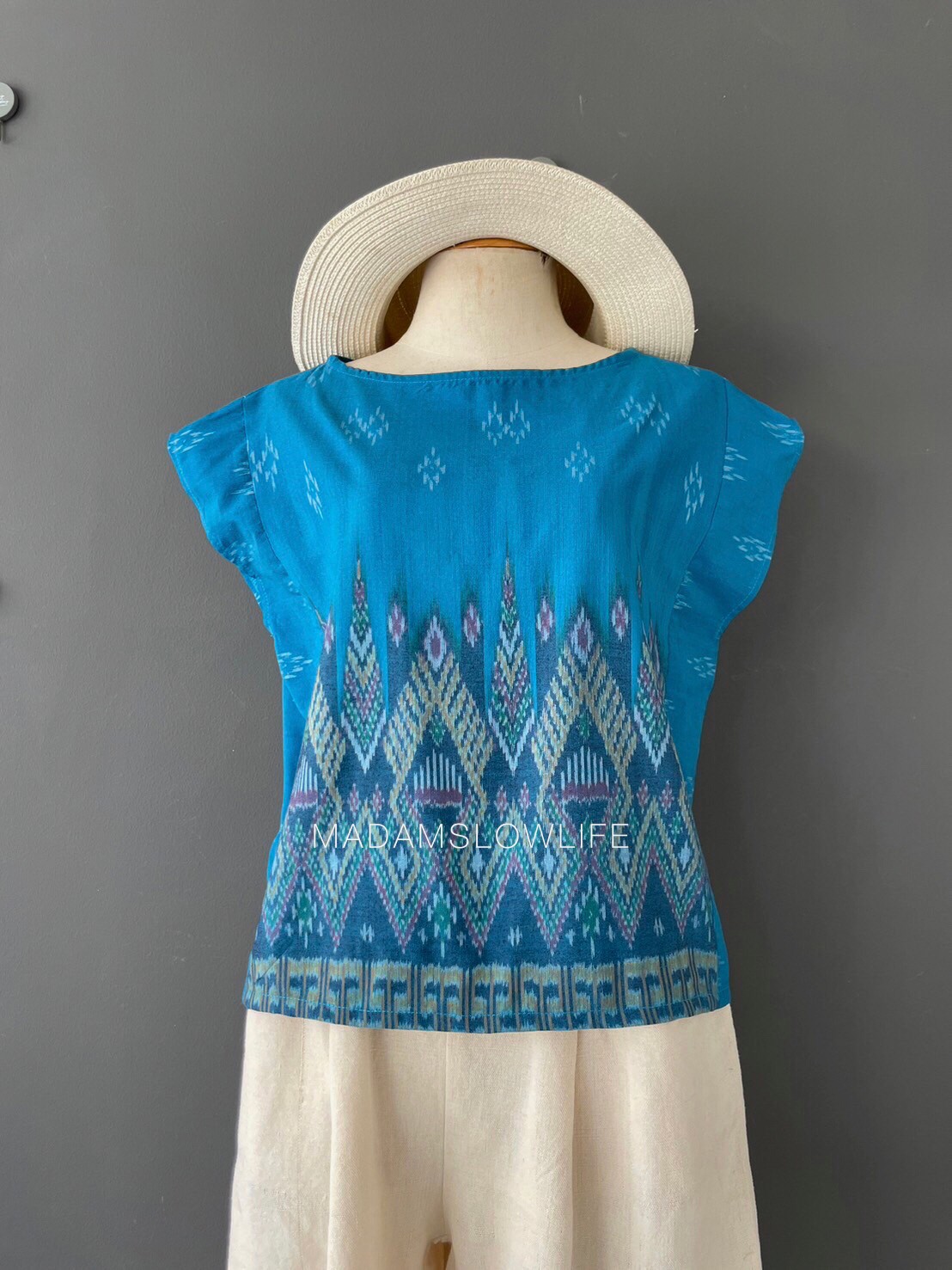 เสื้อผู้หญิง ผ้าฝ้ายมัดหมีทอมือ ลวดลายไทยโทนสีฟ้าน้ำทะเล เสื้อทรงปีกผีเสื้อใส่แล้วเข้ารูปสวย