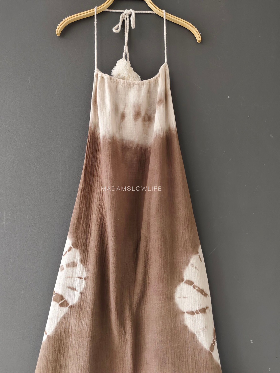 ชุดเดรสเว้าหลังให้ลุคน่ารัก มัดย้อม มี 2 สี คราม น้ำตาล Size: F