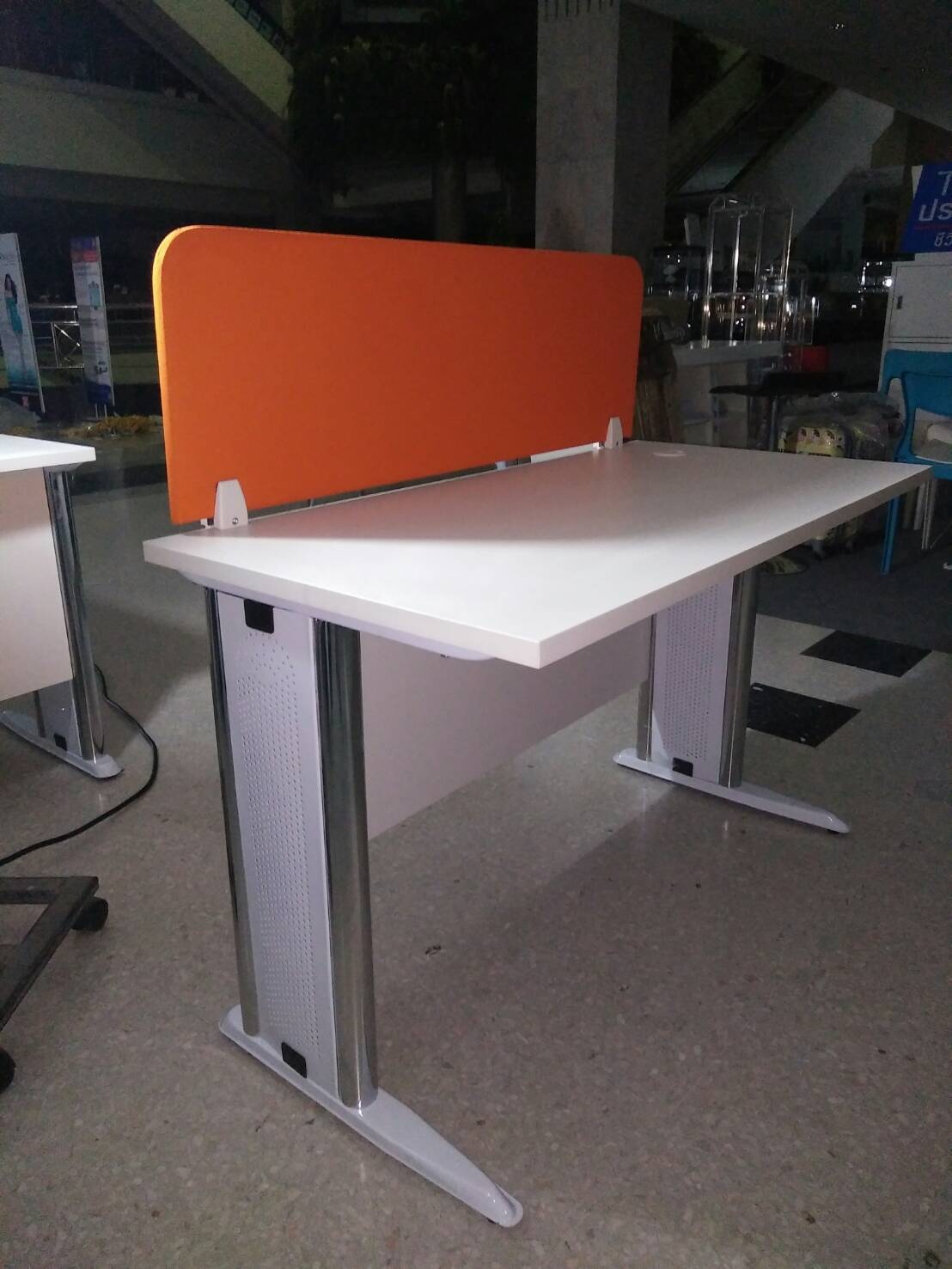 โต๊ะทำงานกลุ่ม สำหรับ 4 ที่นั่ง พร้อม Miniscreen หุ้มผ้า