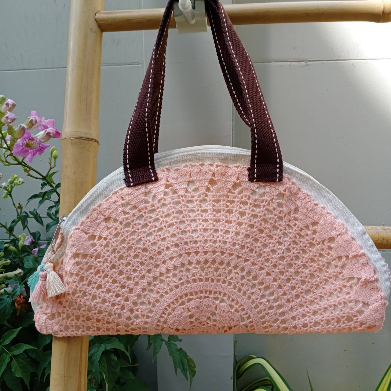 กระเป๋าถักตกแต่งด้วยพู่น่ารัก สีส้มอ่อน ขนาดกว้าง34cm*สูง19cm