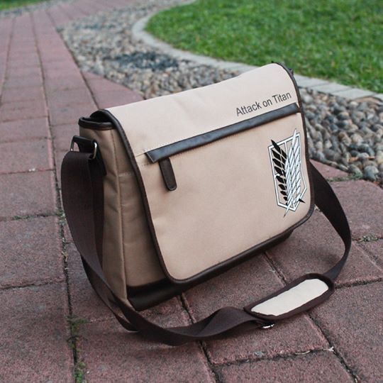 กระเป๋าสะพาย ลาย attack on titan