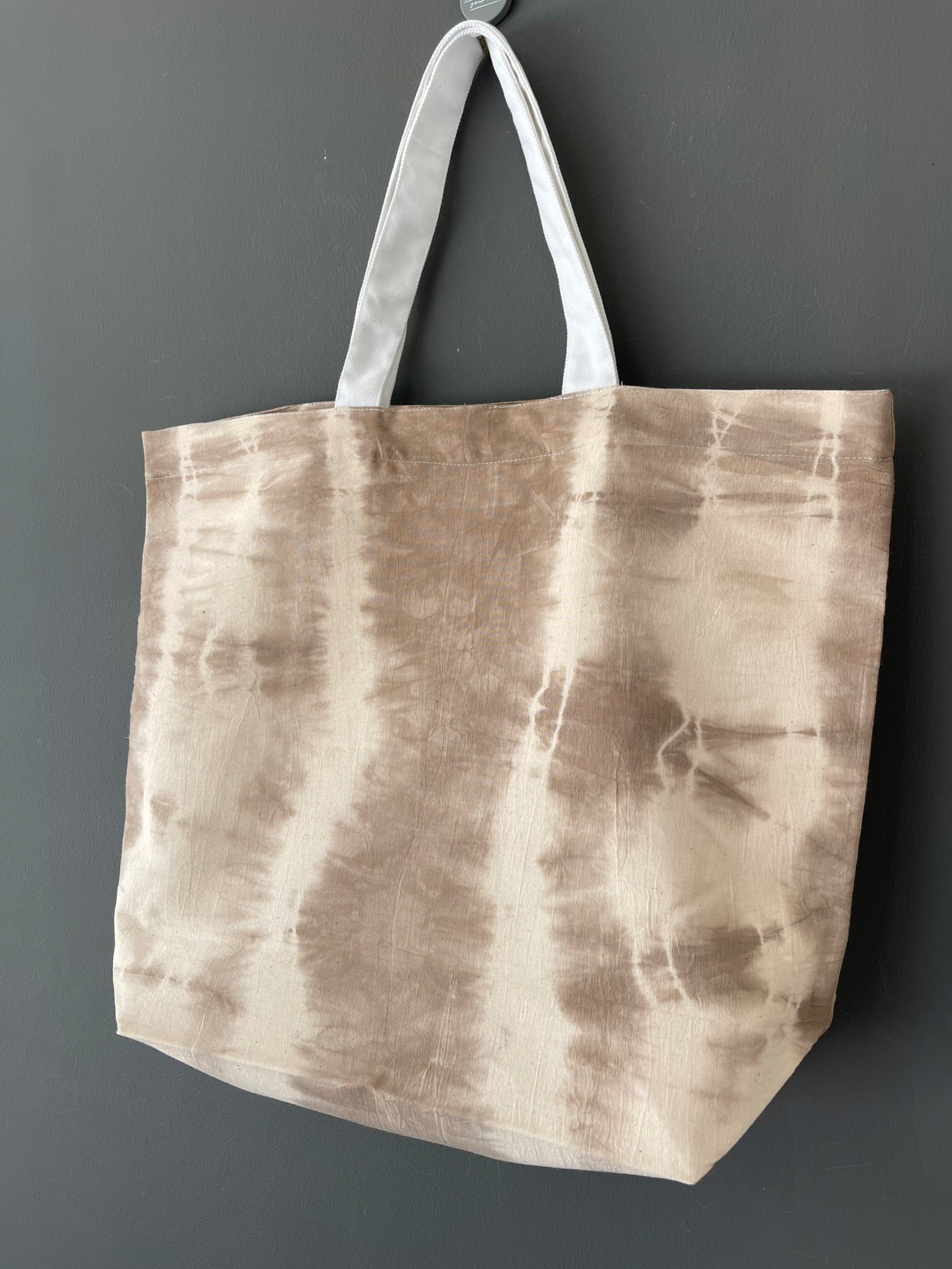 กระเป๋าผ้าแคนวาส มัดย้อม ขนาดกว้าง18 นิ้ว * สูง17.5 นิ้ว ลึก 6.5 นิ้ว