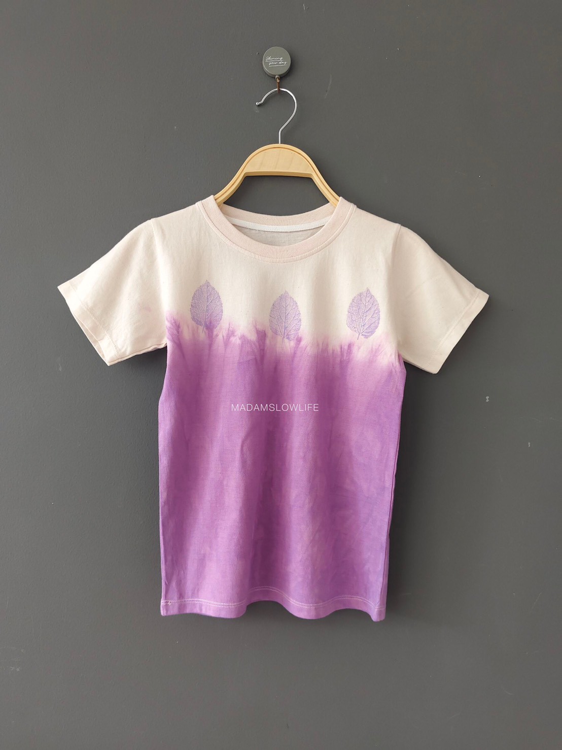 เสื้อยืดเด็กมัดย้อมสีม่วงทูโทนผสานงานพิมพ์ลายใบไม้ Size: 80 90 100 110 120 130 140 150