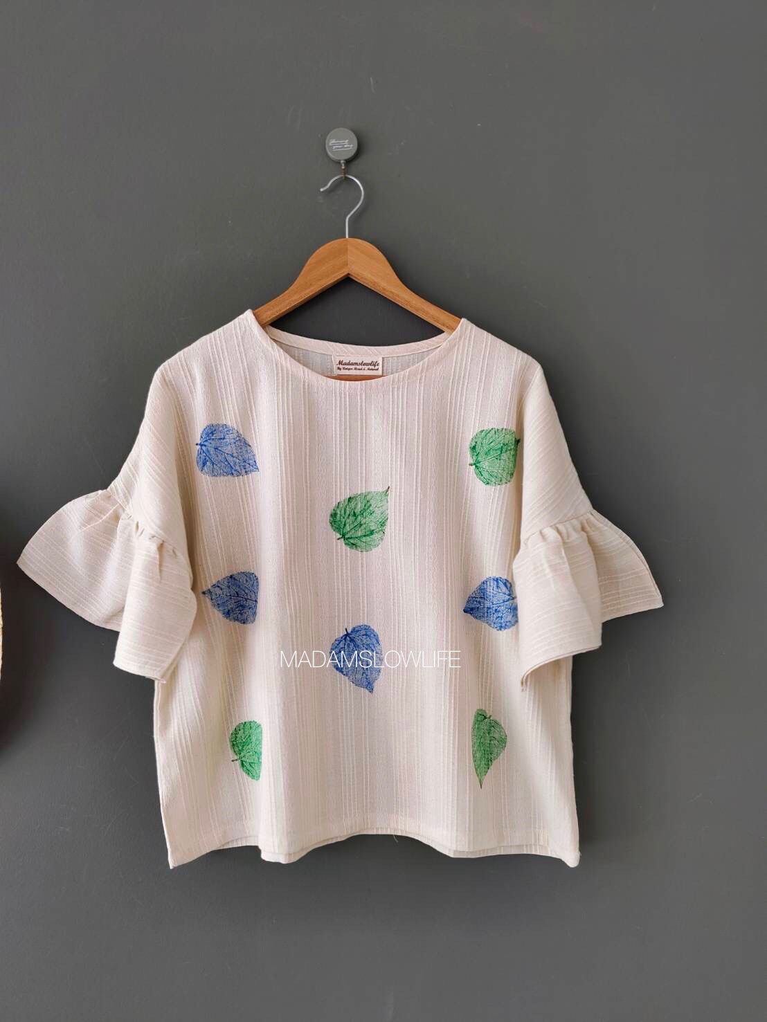 เสื้อ Size F อก 38-42 นิ้ว ยาว 22 นิ้ว เนื้อผ้าคอตตอนมีเทกเจอร์ ลวดลายใบไม้พิมพ์ด้วยมือ