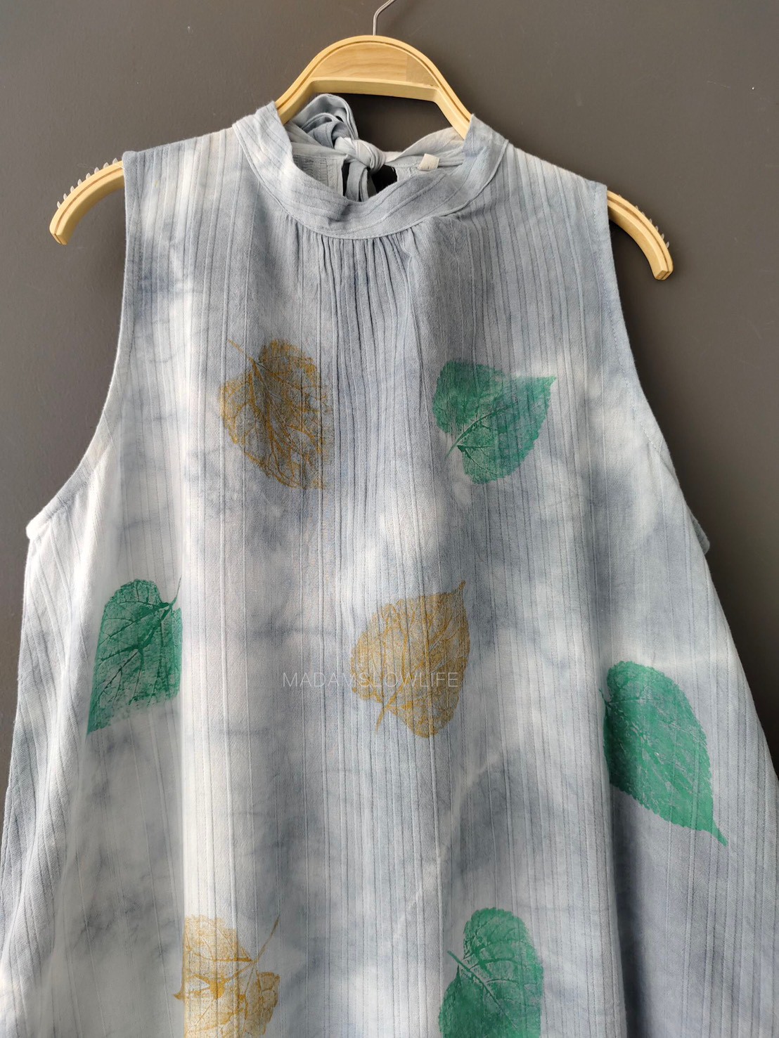 เดรสผูกโบว์หลังมัดย้อมสีเทาธรรมชาติ พิมพ์ใบไม้ Size: F