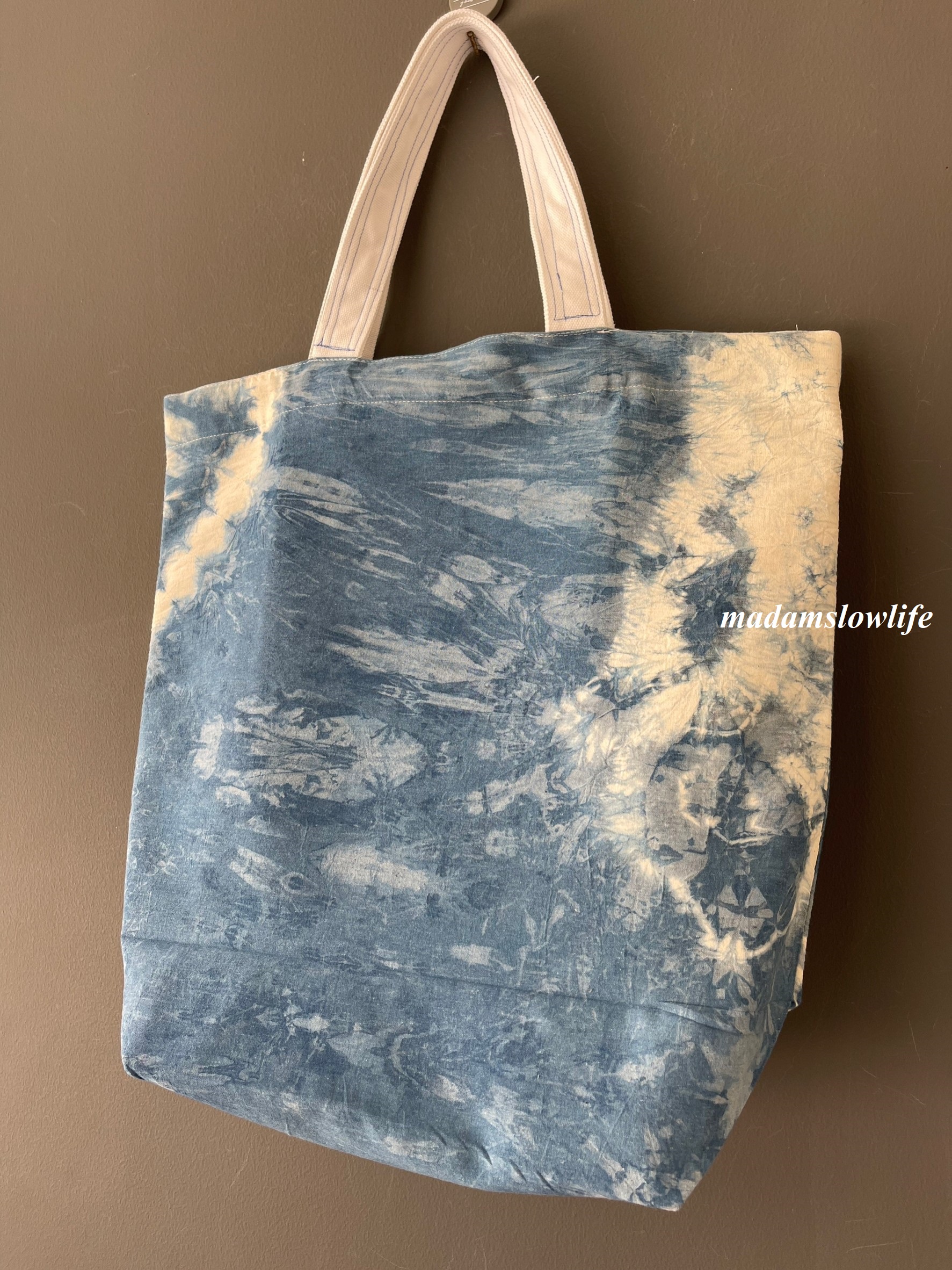 กระเป๋าผ้าแคนวาส มัดย้อม ขนาดกว้าง18 นิ้ว * สูง17.5 นิ้ว ลึก 6.5 นิ้ว