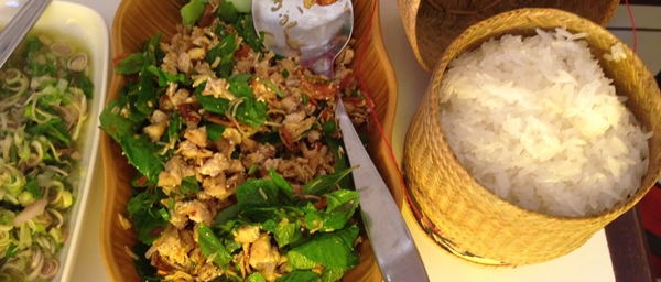 ข้าวเหนียวส้มตำ ลาบแบบลาวๆ อร่อยแซ่บสุดๆ ซืัอทัวร์ลาวกับเดอะดีพาร์ทเจอร์ ไม่ทำให้ท่านผิดหวังเลย