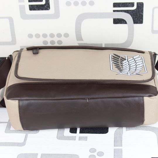 กระเป๋าสะพาย ลาย attack on titan