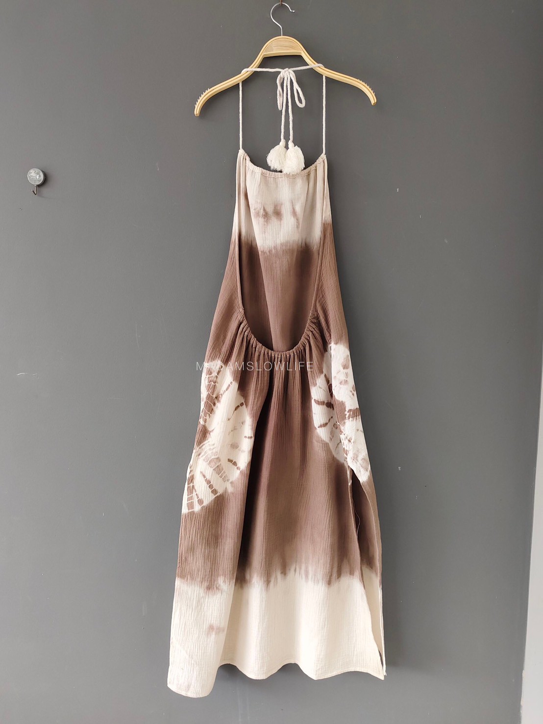 ชุดเดรสเว้าหลังให้ลุคน่ารัก มัดย้อม มี 2 สี คราม น้ำตาล Size: F